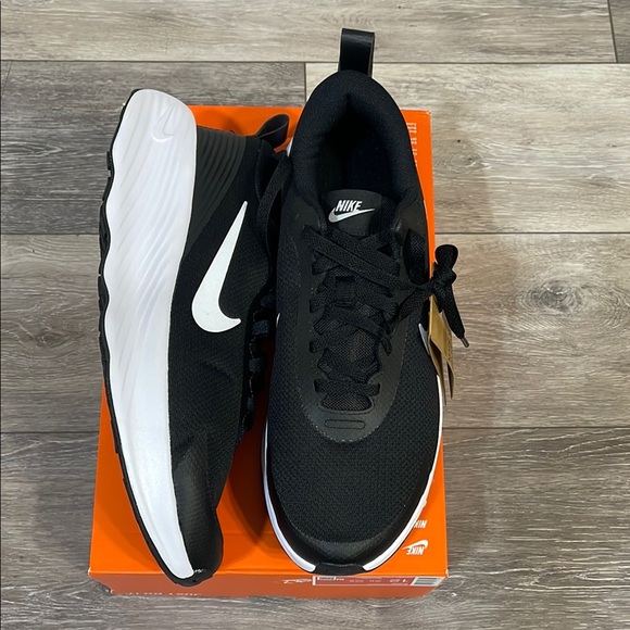 Nike Men's Black and White Sneakers